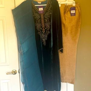 Chineyere velvet three piece brand new set Size: M